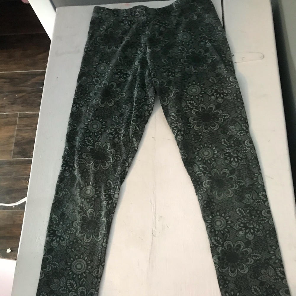Gray leggings with a floral design